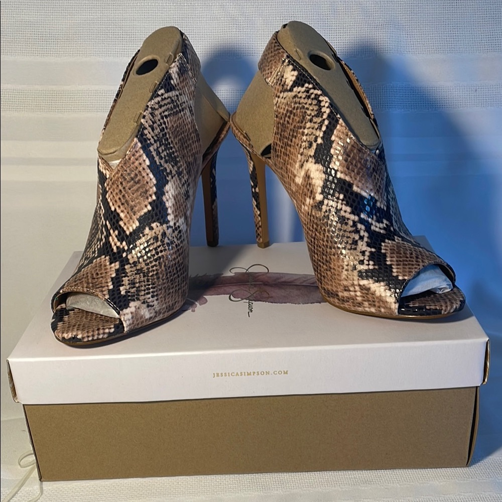 Jessica Simpson  JD- JELI SIA  Peep Toe Heels